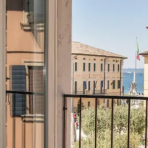 In Piazza Con Vista , Lazise Italien