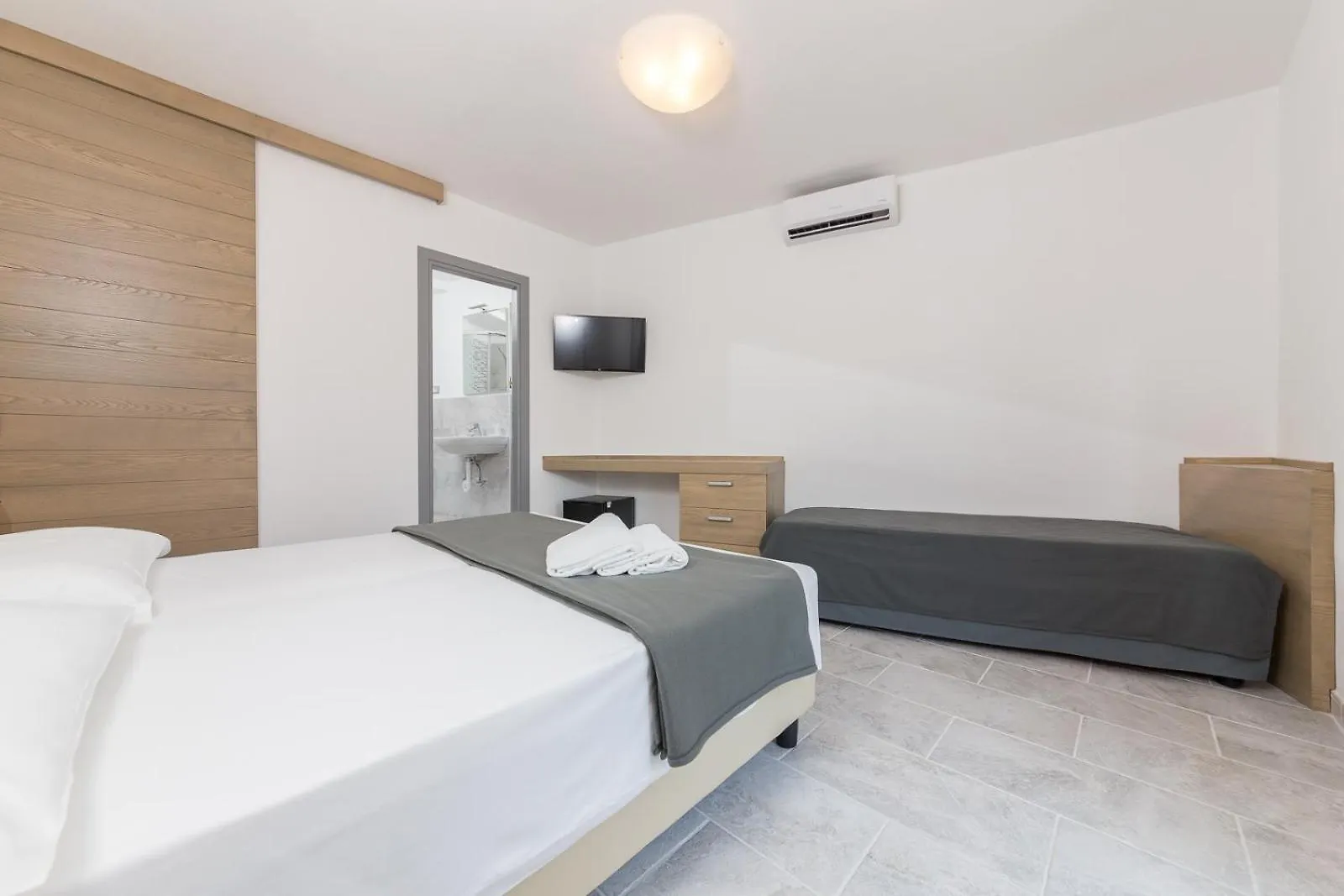 Hotel Delfino Procchio  İtalya
