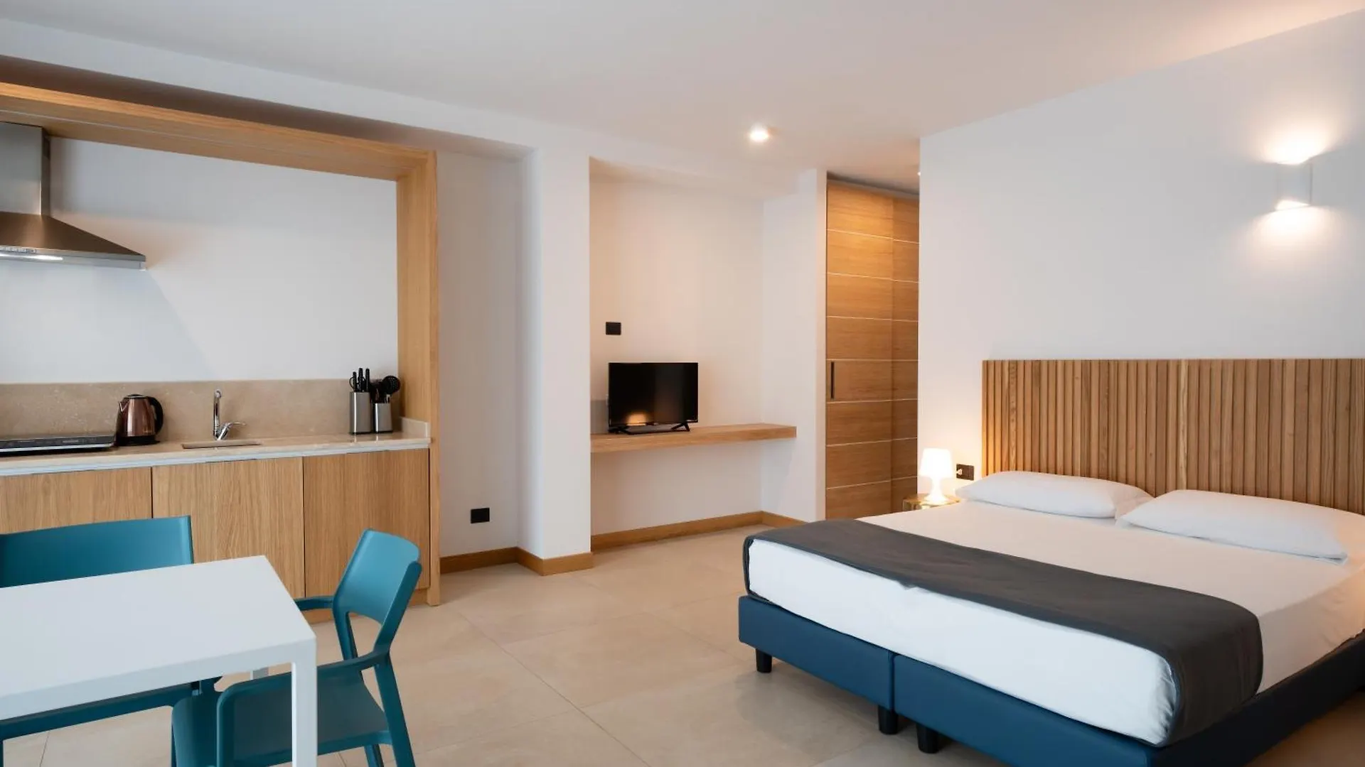 ***  Hotel Delfino Procchio  İtalya