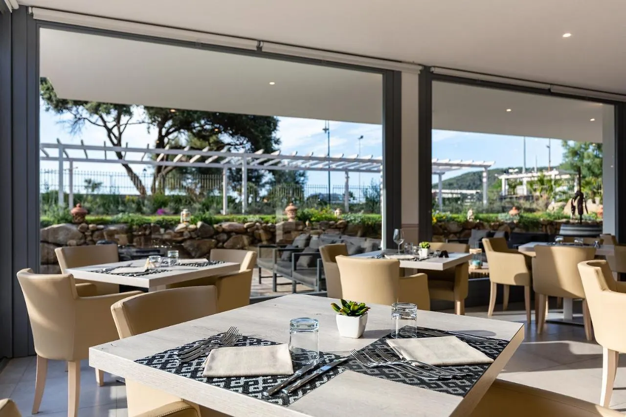 ***  Hotel Delfino Procchio  İtalya